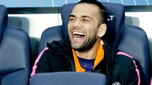 Dani Alves en la banca del PSG