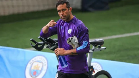 Claudio Bravo vuelve junto al Manchester City a la Premier League y lo hará recibiendo al Arsenal en partido pendiente.