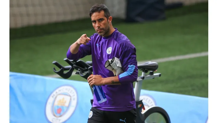 Claudio Bravo vuelve junto al Manchester City a la Premier League y lo hará recibiendo al Arsenal en partido pendiente.