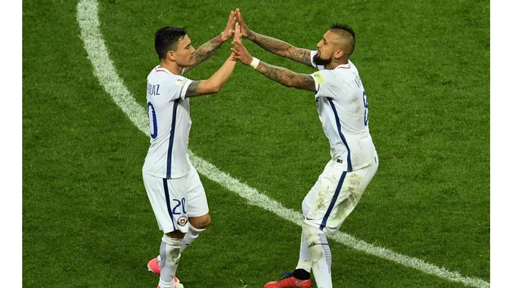 Charles Aránguiz y Arturo Vidal festejan en la Copa Confederaciones