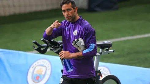 Claudio Bravo envió claro recado desde Inglaterra sobre los dineros del Sifup.