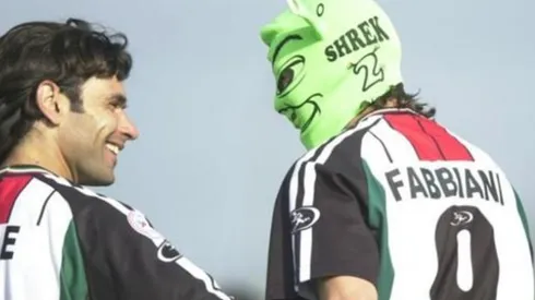 Fabbiani con la camiseta de Palestino celebrando un gol en su estilo