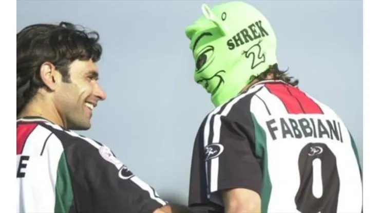 Fabbiani con la camiseta de Palestino celebrando un gol en su estilo