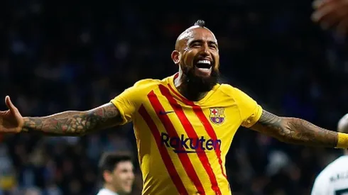 Barcelona estudia extender el contrato de Vidal por una temporada más.