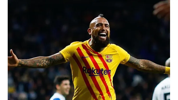 Barcelona estudia extender el contrato de Vidal por una temporada más.