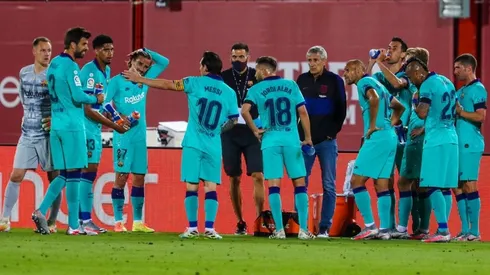 Lionel Messi aparece rodeado por todo el equipo de Barcelona, Quique Setién y su ayudante mientras reparte instrucciones