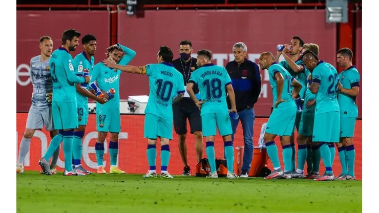 Lionel Messi aparece rodeado por todo el equipo de Barcelona, Quique Setién y su ayudante mientras reparte instrucciones