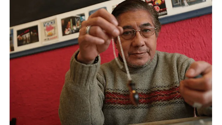 Albán durante las grabaciones de Psíquicos con su péndulo.