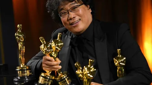 Bong Joon Ho posando con sus Premios Oscar, que ganó gracias a "Parasite" este año.