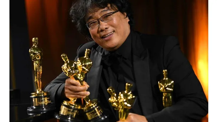 Bong Joon Ho posando con sus Premios Oscar, que ganó gracias a "Parasite" este año.