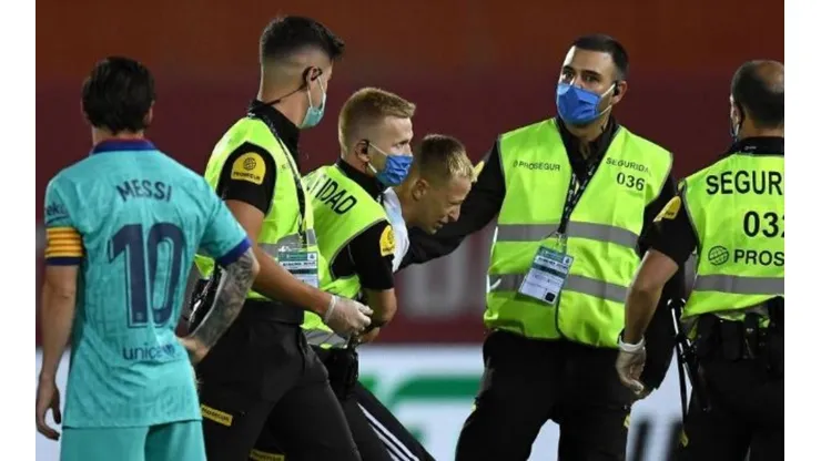 Madre del hincha que se metió al Mallorca-Barcelona dice que fue influenciado por sus amigos