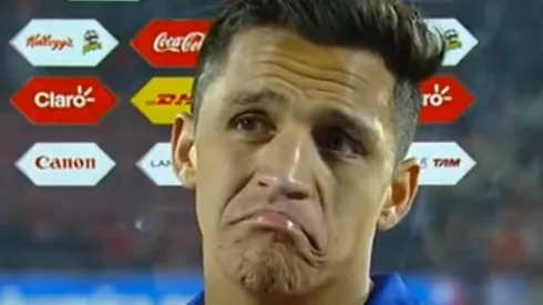 Alexis y su cuñón tras la victoria contra Uruguay.