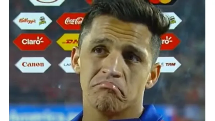 Alexis y su cuñón tras la victoria contra Uruguay.