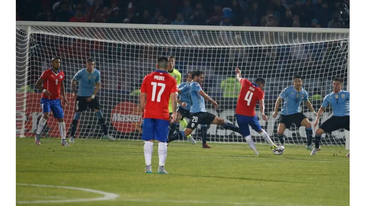 El golazo de Isla a Uruguay.