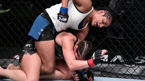 Cynthia Calvillo controló gran parte del combate ante Jessica Eye