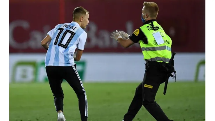 Hincha que se metió a la cancha en partido del Barcelona explica por qué lo hizo
