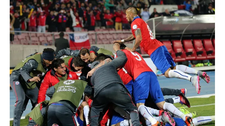 La celebración de los jugadores de la Selección chilena tras el tanto de Mauricio Isla.