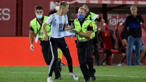 El hincha que entró a la cancha en un Mallorca vs Barcelona