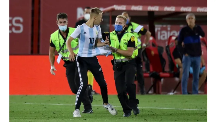 El hincha que entró a la cancha en un Mallorca vs Barcelona