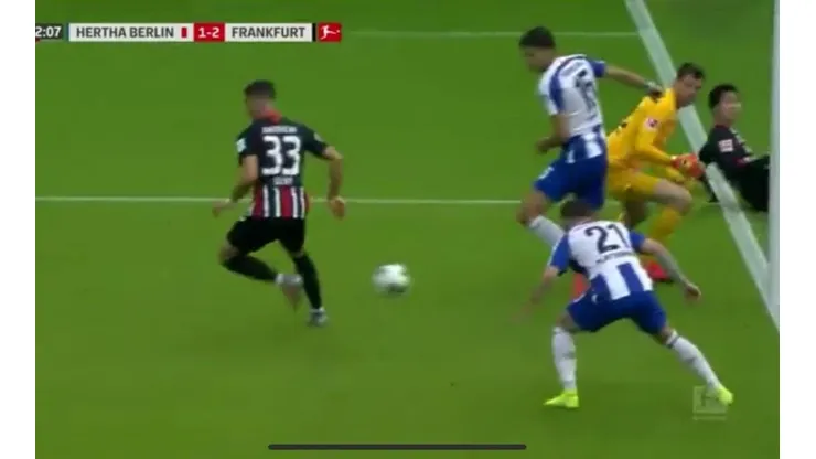 André Silva define de taco