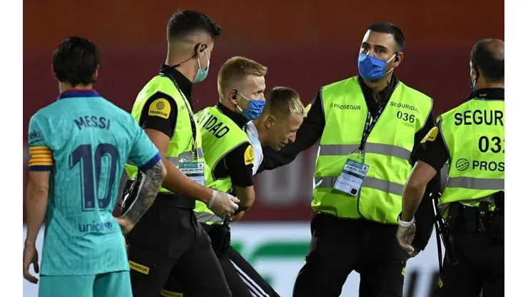 Un hincha se metió a la cancha durante el duelo entre Mallorca y Barcelona