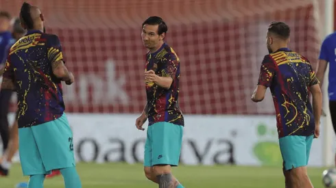 La nueva polera que usó Barcelona en el calentamiento