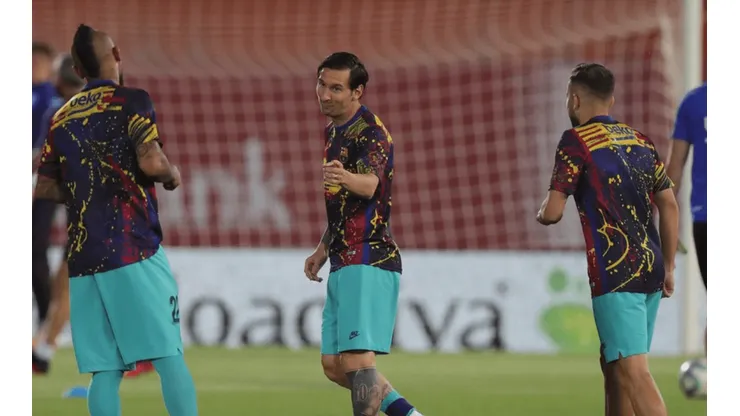 La nueva polera que usó Barcelona en el calentamiento