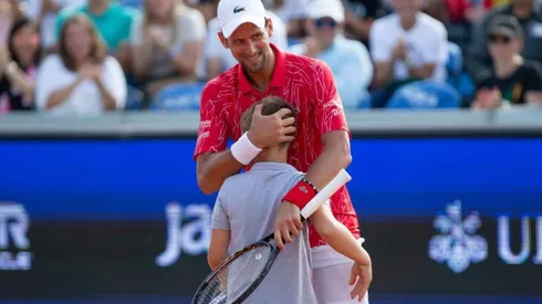 Novak Djokovic abrazando a un niño en Serbia