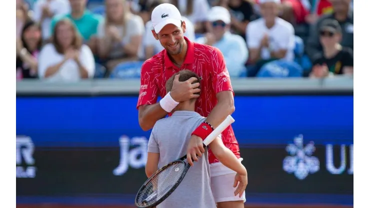 Novak Djokovic abrazando a un niño en Serbia