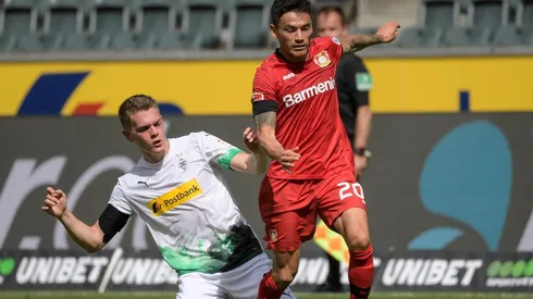 Charles Aránguiz con el Bayer Leverkusen salen a la cancha para enfrentar al Schalke 04 por otra fecha de la Bundesliga.