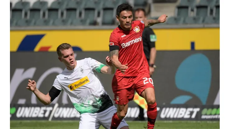 Charles Aránguiz con el Bayer Leverkusen salen a la cancha para enfrentar al Schalke 04 por otra fecha de la Bundesliga.