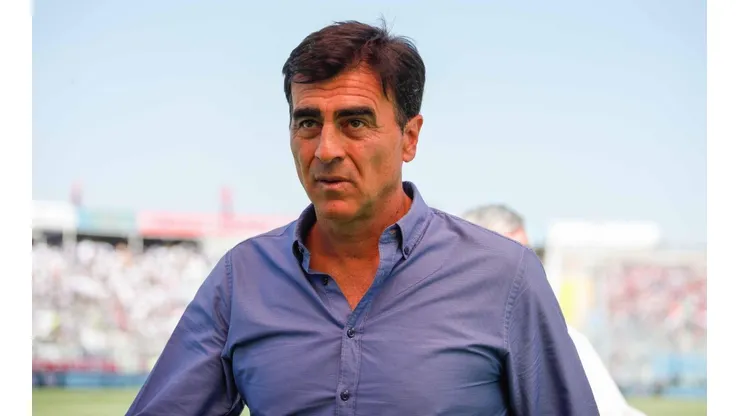 Gustavo Quinteros en el Monumental enfrentando a Colo Colo. ¿Vuelve para ser local?