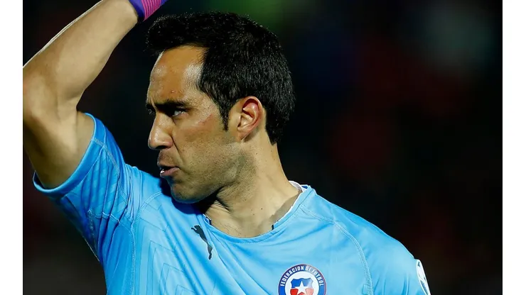 Claudio Bravo no le aguantó la tallita al cibernauta.