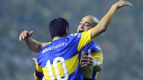 Santiago Silva y Juan Román Riquelme se abrazan en Copa Libertadores 2012
