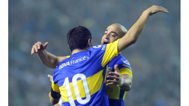 Santiago Silva y Juan Román Riquelme se abrazan en Copa Libertadores 2012
