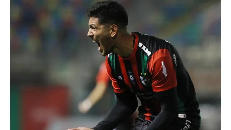 Lucas Passerini le da las gracias a Ivo Basay