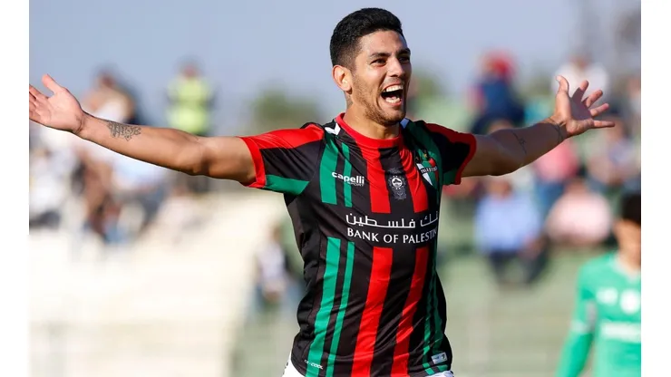 Lucas Passerini celebrando un gol a la UC