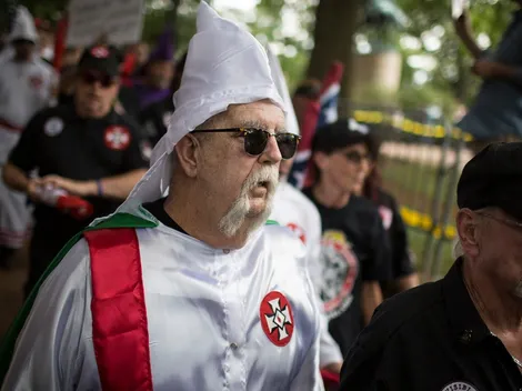 Hombres con capuchas del Ku Klux Klan se manifiestan en Estados Unidos