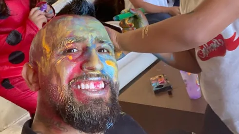 No es pintura de guerra: Vidal fue víctima de sus hijos antes de volver a las canchas