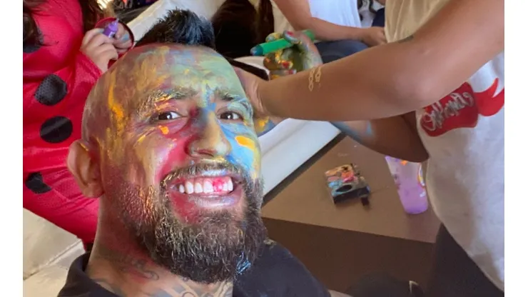 No es pintura de guerra: Vidal fue víctima de sus hijos antes de volver a las canchas