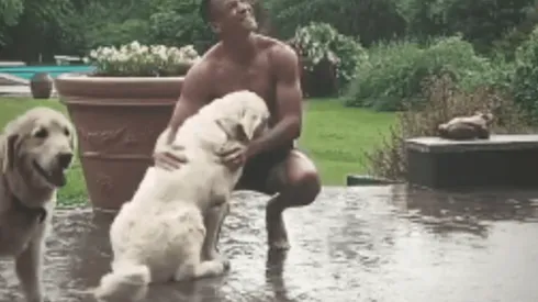 Alexis junto a sus perros en la previa a la vuelta al fútbol en Italia