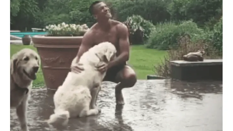 Alexis junto a sus perros en la previa a la vuelta al fútbol en Italia