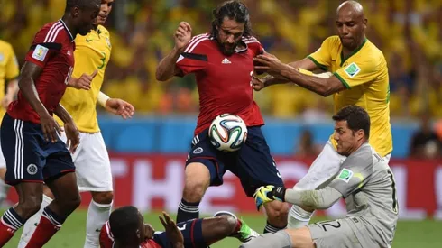 El momento en que Yepes le anota a Brasil y su gol es anulado