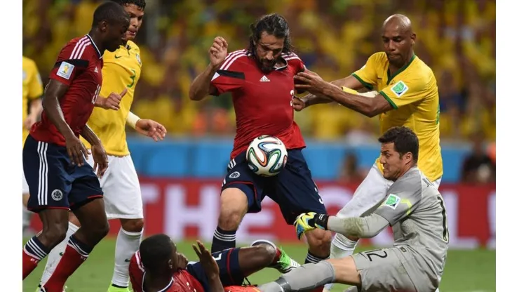 El momento en que Yepes le anota a Brasil y su gol es anulado