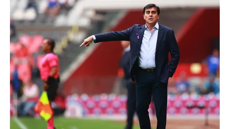 Gustavo Quinteros dirigiendo a los Xolos de Tijuana