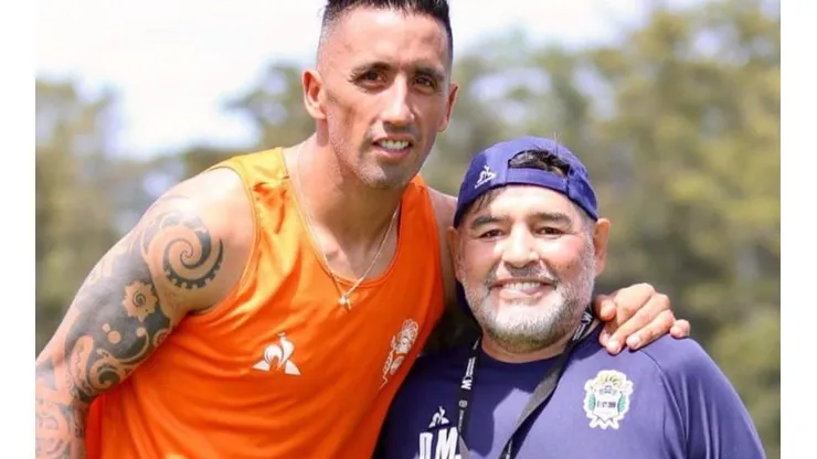 El delantero argentino extendió su vínculo con Gimnasia a petición de Maradona.