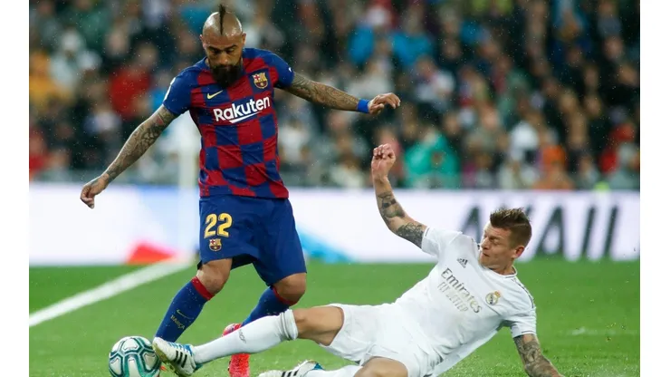 Arturo Vidal disputa el balón con Toni Kroos