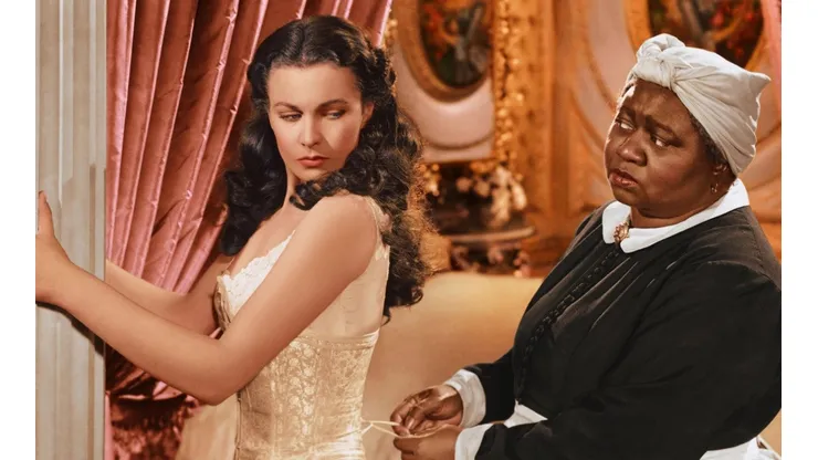 "Mammy" al servicio de la caprichosa Scarlett O'Hara en "Lo que el viento se llevó".