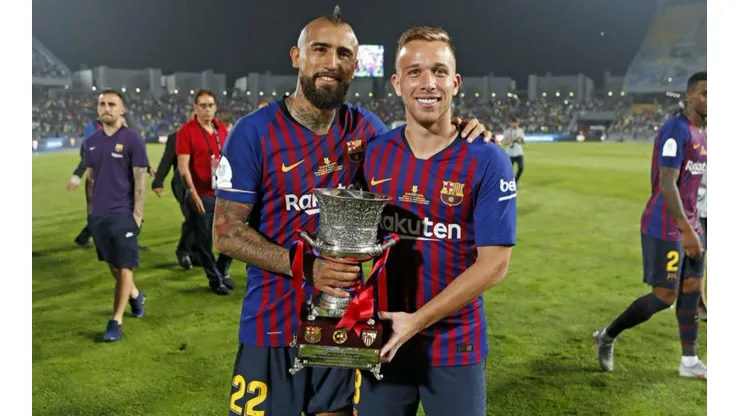 Vidal y Arthur campeones de la Supercopa de España con el Barcelona.
