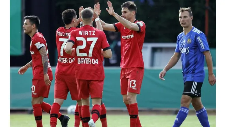 Charles Aránguiz celebró la victoria y la clasificación del Leverkusen